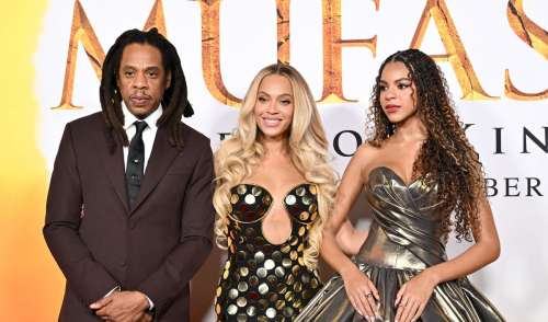 Pendant que Beyoncé et sa fille Blue Ivy brillent à un grand show, Jay-Z lui s'enfonce de plus en plus...