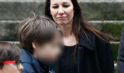 Emma et Henrik, les jumeaux de 12 ans de Niels Arestrup, se recueillent une dernière fois auprès de leur père devant l'église Saint-Roch