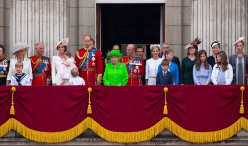 Départ d'Angleterre imminent pour un couple royal après une réunion de famille très sélect