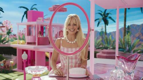 Barbie : Une étude sur l’ironie rose