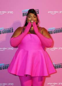 Lizzo s’excuse d’avoir utilisé le terme « Spazz » dans une chanson après avoir reçu un contrecoup