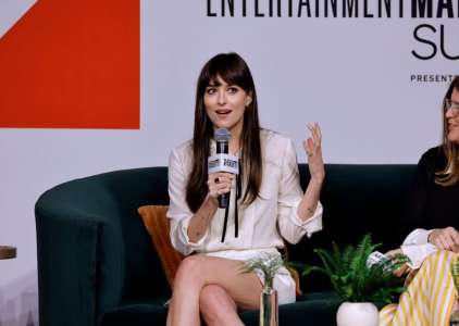 Dakota Johnson envisage de réaliser avec TeaTime Pictures