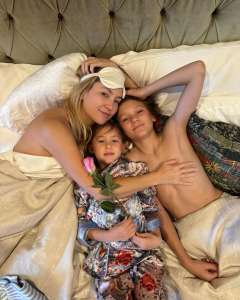 Kate Hudson reçoit des réactions négatives après une photo controversée avec ses enfants, “Pourquoi es-tu topless ?”