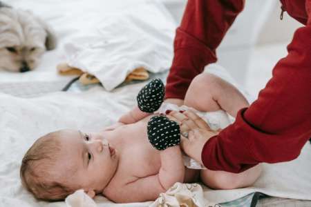 Les parents devraient demander la permission à leur bébé avant de changer ses couches, selon une experte