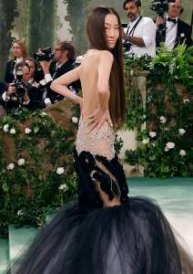 “Incroyable !” Vera Wang, 74 ans, étonne dans une robe audacieuse au Met Gala et crée l’événement