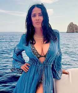 Salma Hayek se montre naturelle et en maillot de bain à 57 ans et prouve que l’âge n’est qu’un chiffre