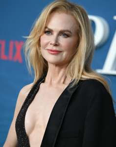 “Pas classe” : le décolleté profond de Nicole Kidman suscite la controverse, mais certains la défendent