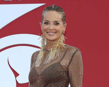 Sharon Stone, 66 ans, porte une robe très courte — tout le monde remarque la même chose