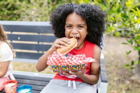 À partir de quel âge ton enfant peut-il manger comme un adulte ? Voici les portions à ne pas dépasser