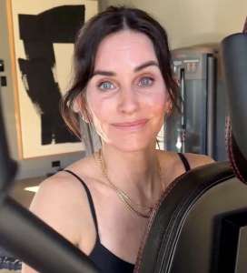 Courteney Cox a partagé une vidéo d’entraînement avec un minuscule bikini et tout le monde a remarqué la même chose