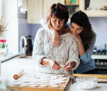 Quand sa fille de 22 ans refuse de devenir mère, cette femme prend une décision inattendue pour compenser