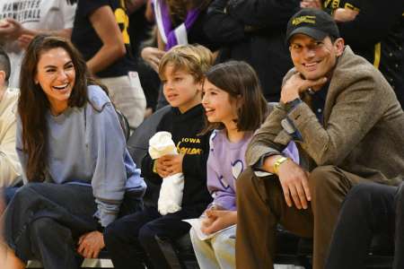 Les enfants de Mila Kunis et Ashton Kutcher font leur première apparition publique — les gens remarquent la même chose