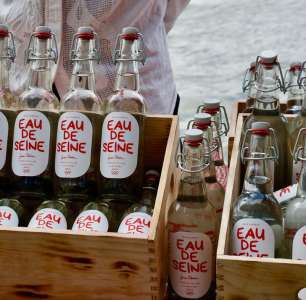 Il vend de l’eau de la Seine à 10 euros la bouteille pour dénoncer une cause