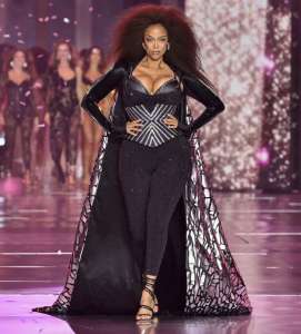 Tyra Banks fait son grand retour sur le podium de Victoria's Secret et les fans remarquent une chose