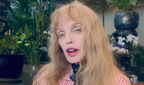 Arielle Dombasle chantera pour l’arrivée de la flamme olympique : “J’ai écrit cet hymne pour les femmes”