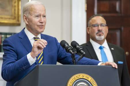 « Un énorme potentiel » : Joe Biden s’engage à faire face aux risques de l’IA