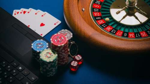 Naviguer à la frontière numérique : la psychologie de l’évolution des casinos à l’ère d’Internet