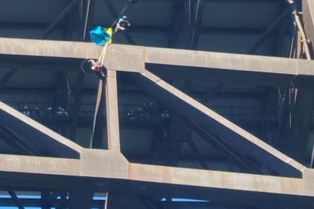 On a frôlé le drame: deux base-jumpers se percutent en plein vol