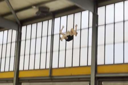 Il atteint le plafond avec un saut en trampoline incroyable