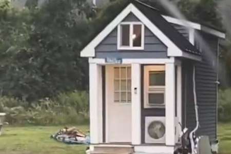 La boulette : un papa réserve accidentellement une tiny house de 10 m2 pour 4 adultes et deux chiens