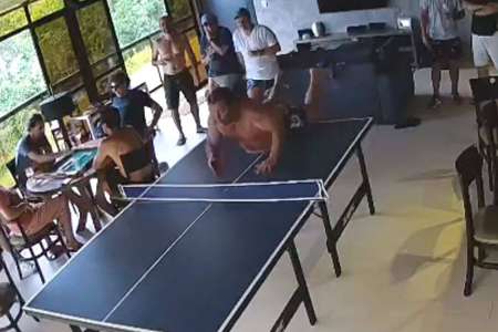 Ce joueur de ping-pong trop intense ne s'attendait pas à cela (VIDEO)