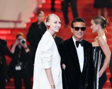 Cannes – Omar Harfouch et sa femme Yulia rayonnants lors de la montée des marches, sublimés par Yves Saint Laurent 