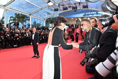 Cannes – Rachida Dati vient saluer un photographe en pleine montée des marches