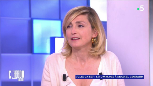 Julie Gayet et le ccooter de François Hollande : Entre humour, nostalgie et vente record