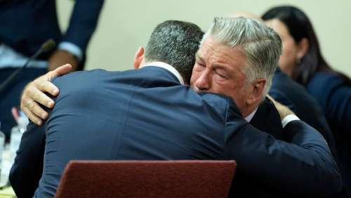 Coup de théâtre dans le procès d’Alec Baldwin pour homicide involontaire : l’acteur relaxé pour vice de procédure