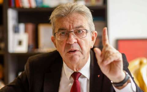 Mélenchon envisage un duel avec Le Pen après une éventuelle démission de Macron