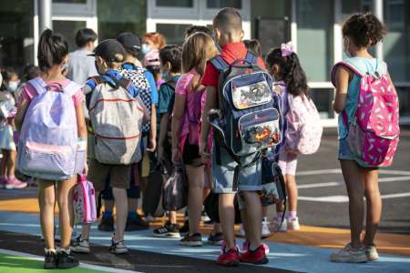 Interdiction des smartphones et réforme du brevet : ce qui change à la rentrée scolaire 2024