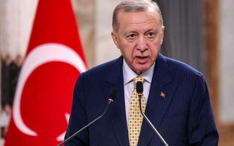 Erdogan renforce la tension avec la France : interdiction d’inscription dans les écoles françaises en Turquie