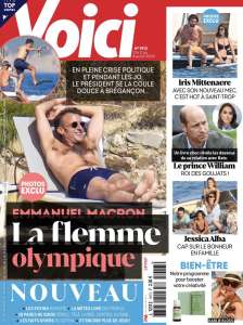 Les photos d’Emmanuel Macron torse nu et jouant à la bagarre en vacances provoquent l’indignation sur les réseaux sociaux