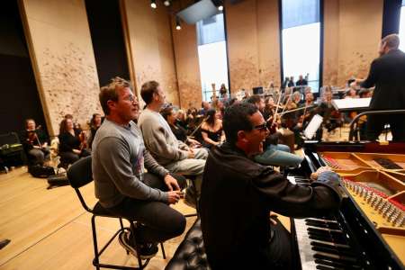 COULISSES – Benjamin Castaldi fait le show lors des répétitions du ‘Concerto pour la paix’ d’Omar Harfouch