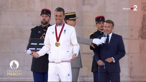 Emmanuel Macron décore les médaillés des JO de Paris 2024 au pied de l’Arc de Triomphe