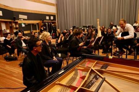 Concerto pour la paix : Emmanuelle Seigner assiste aux répétitions d’Omar Harfouch et son orchestre