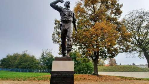 Une statue de Bigeard sème la discorde à Toul, manifestations et appels à la mobilisation