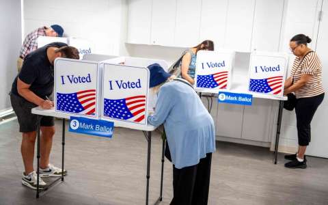 Attaques incendiaires contre des urnes de vote anticipé aux États-Unis : des centaines de bulletins détruits