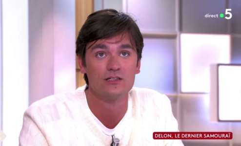 ZAPPING – Alain-Fabien Delon au bord des larmes en parlant de son père dans ‘C à vous’