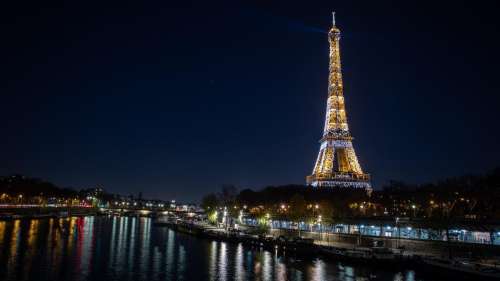 Paris éteint la tour Eiffel en hommage aux victimes du 7-Octobre