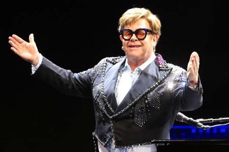 Elton John se confie avec humour sur ses problèmes de santé lors de la première de son documentaire