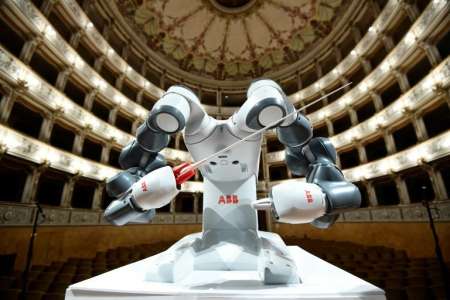 Un robot à trois bras dirige un orchestre symphonique en Allemagne