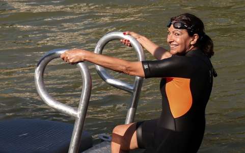 JO 2024 : La combinaison d’Anne Hidalgo pour sa baignade dans la Seine entre au musée olympique