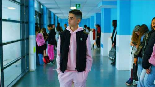 « Demain sera meilleur » : Le rappeur de 13 ans MANNS tourne un clip sensibilisant contre le harcèlement scolaire