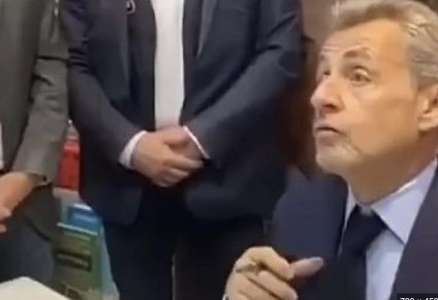  «Confrontation tendue : Nicolas Sarkozy et un enseignant se disent adieu»

Ou

«Derniers mots musclés : Nicolas Sarkozy et un professeur se quittent sur une note tendue»