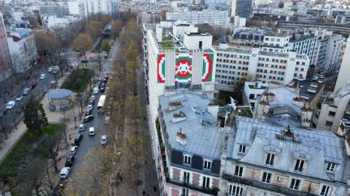 Invader signe sa plus grande mosaïque place d’Italie à Paris