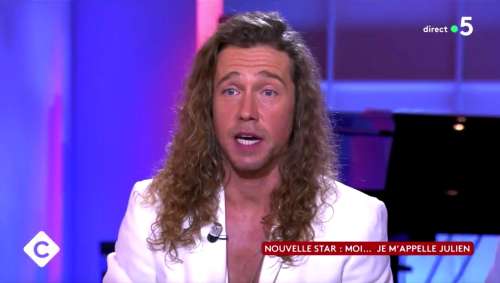 Julien Doré : « Au départ, la barrette, c’était juste pour voir ma guitare quand je jouais avec mon groupe. Après ‘Nouvelle Star’, c’est resté… »