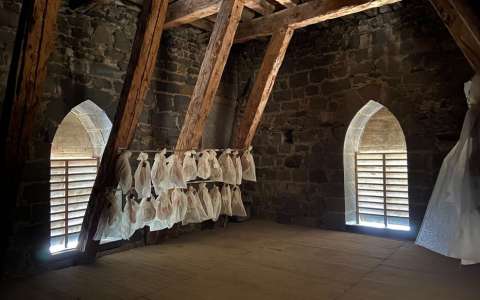 Dati donne sa bénédiction à l’affinage de jambon dans la cathédrale de Saint-Flour