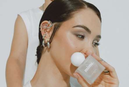 Surprise ! Nabilla lance son parfum… pour les enfants ! Et l’identité de son ‘associé’ est plutôt surprenante…