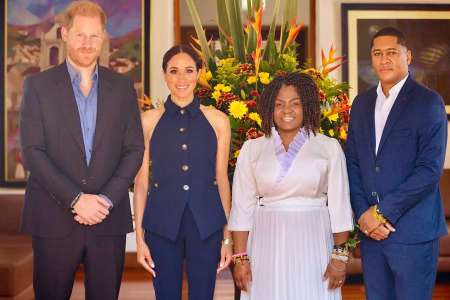  « Harry et Meghan font une surprise en Colombie : leur première apparition publique »

ou

« Harry et Meghan créent la sensation en Colombie : une apparition publique inattendue »